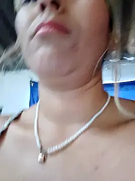 florecita9 online show from February 21, 2025, 8:38 pm