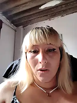 florecita9 online show from February 22, 2025, 7:14 pm