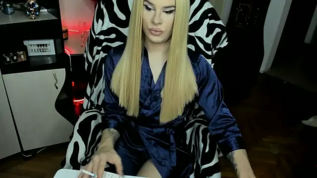 EvelynLexy online show from November 18, 2025, 9:41 pm