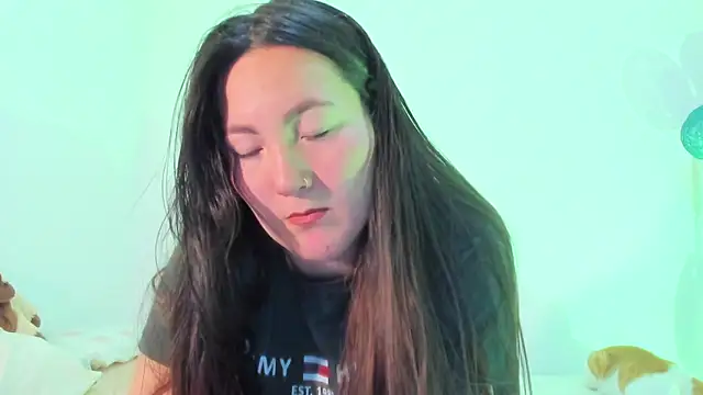 Elle Lee  online show from March 17, 2025, 2:34 pm