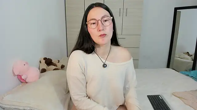 Elle Lee  online show from September 12, 2025, 2:17 pm