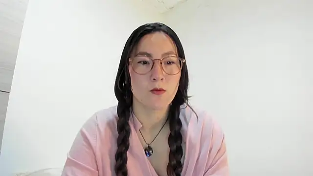 Elle Lee  online show from September 30, 2025, 3:50 pm