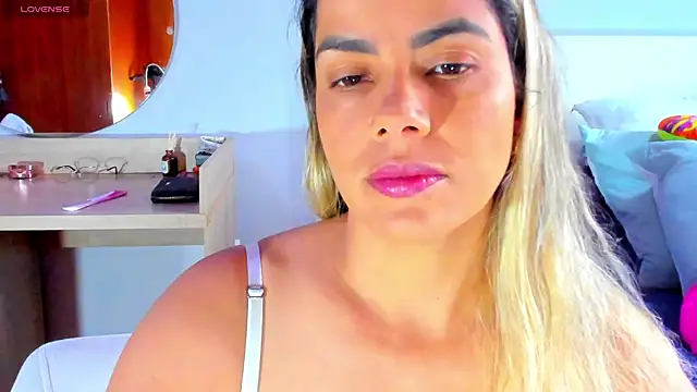 ClaraMariaMon online show from March 22, 2025, 4:26 pm