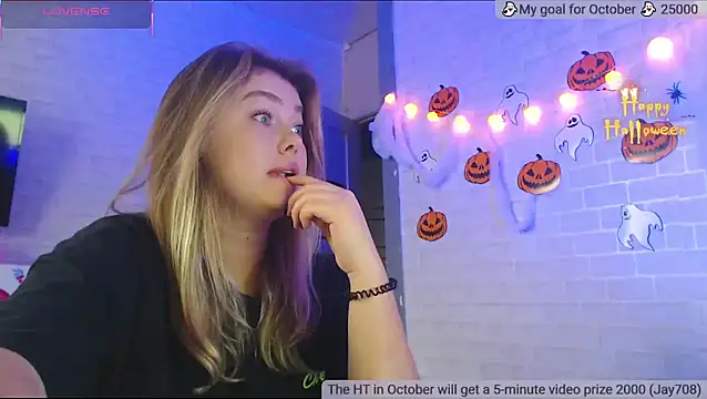 SuchCute online show from October 28, 2025, 2:15 am