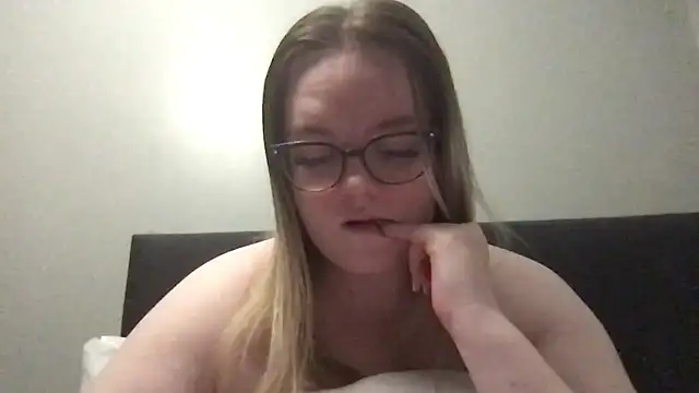 honeyyy24 online show from September 23, 2025, 9:07 pm