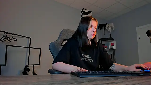 AliceSunday online show from November 25, 2025, 2:00 am