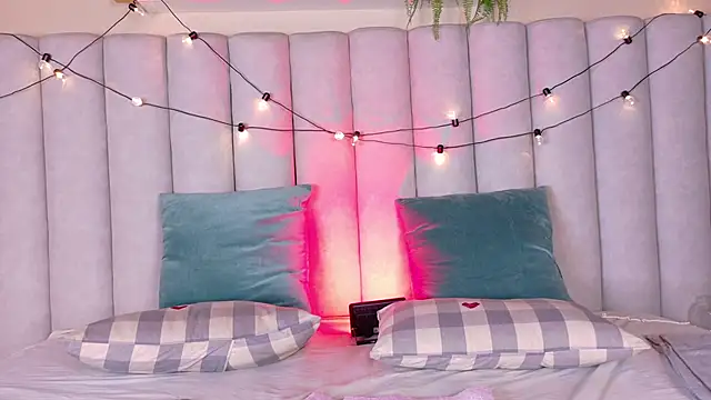 BriaConner  online show from November 20, 2025, 2:56 am