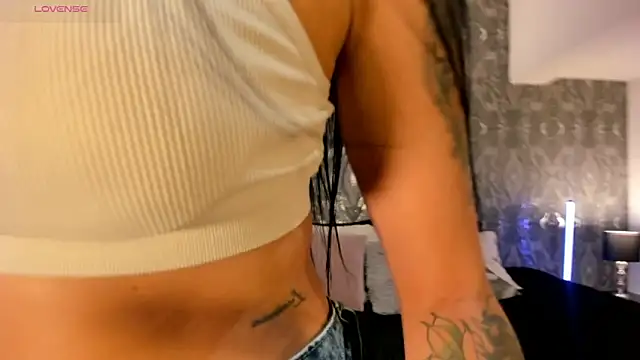 AriRobert  online show from November 5, 2025, 4:23 am