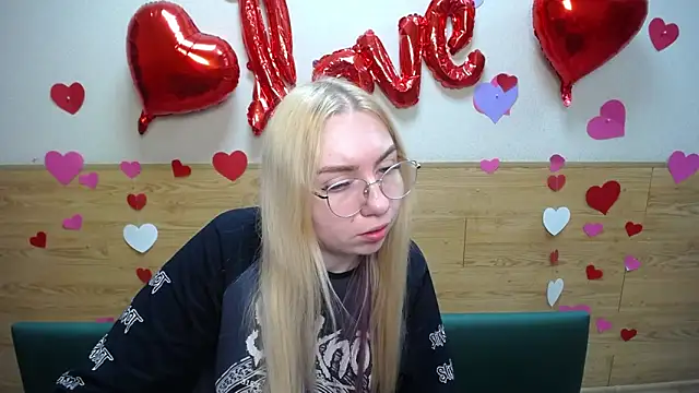 BeatriceFly online show from March 20, 2025, 9:15 am