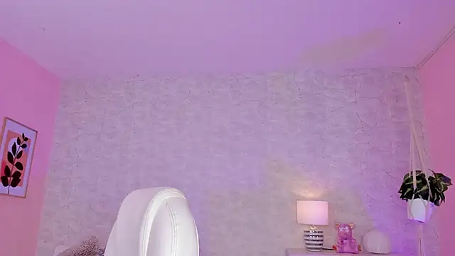 DahianaWalcott online show from March 5, 2025, 9:04 pm