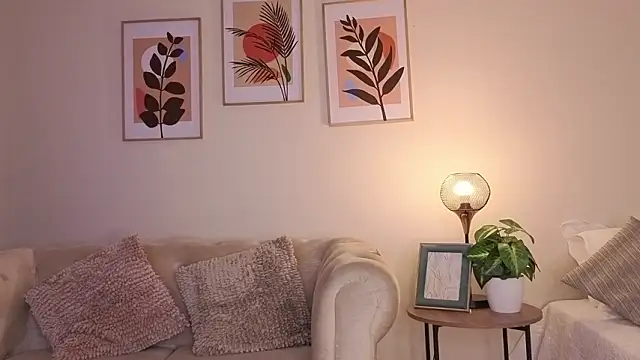 DahianaWalcott online show from February 3, 2026, 4:34 pm