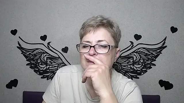 EmiliaGree online show from April 15, 2026, 5:09 pm