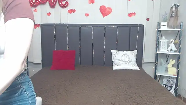 Snapshot of LauraHlot chatting on May 13, 2026, 5:49 am LauraHlot online show from May 13, 2026, 5:49 am