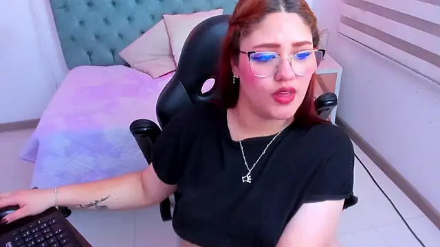 Snapshot of Camiila_Osorio chatting on March 12, 2025, 6:40 am Camiila Osorio online show from March 12, 2025, 6:40 am