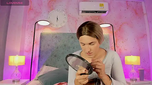 JESSI NAOMI online show from November 4, 2025, 11:15 pm