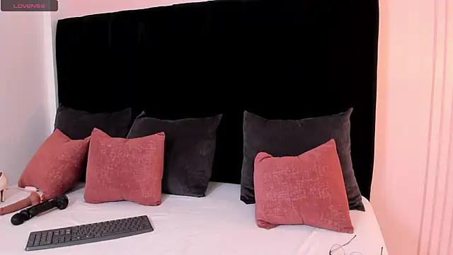 ariel jonees online show from October 6, 2025, 5:32 pm