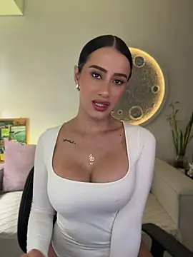 SarahhSmitth1 online show from June 7, 2026, 3:49 pm