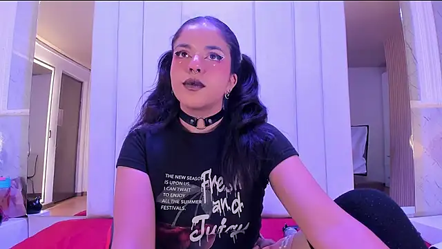 ivannabellini online show from April 20, 2026, 1:58 pm