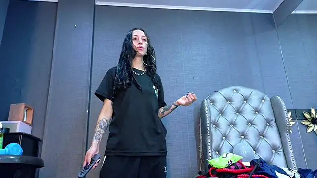 LusstCruella online show from December 18, 2025, 3:40 pm