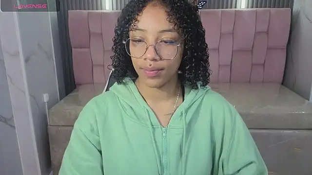 Snapshot of Violeth_b chatting on February 5, 2026, 12:54 pm Violeth b online show from February 5, 2026, 12:54 pm