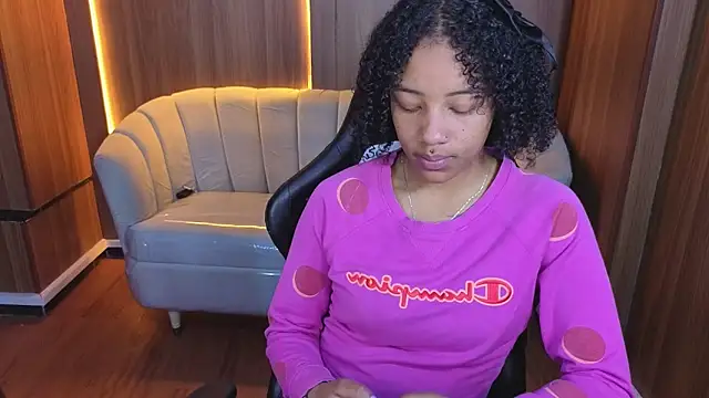 Snapshot of Violeth_b chatting on February 16, 2026, 12:34 pm Violeth b online show from February 16, 2026, 12:34 pm