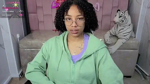 Snapshot of Violeth_b chatting on February 26, 2026, 12:48 pm Violeth b online show from February 26, 2026, 12:48 pm