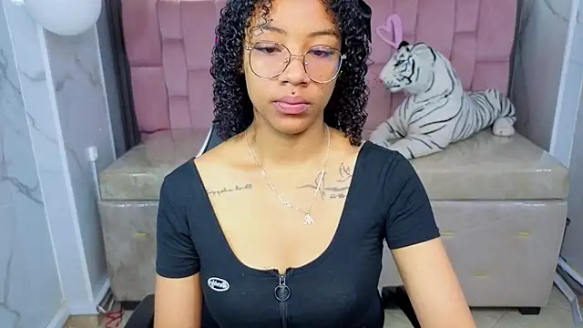 Snapshot of Violeth_b chatting on February 27, 2026, 12:38 pm Violeth b online show from February 27, 2026, 12:38 pm