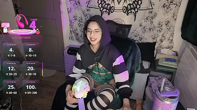 LisandreLaVenale online show from March 3, 2026, 9:42 pm