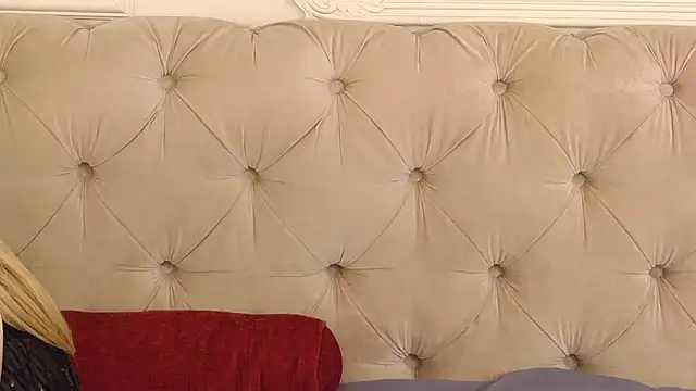 SarahLynz online show from February 11, 2025, 12:27 pm