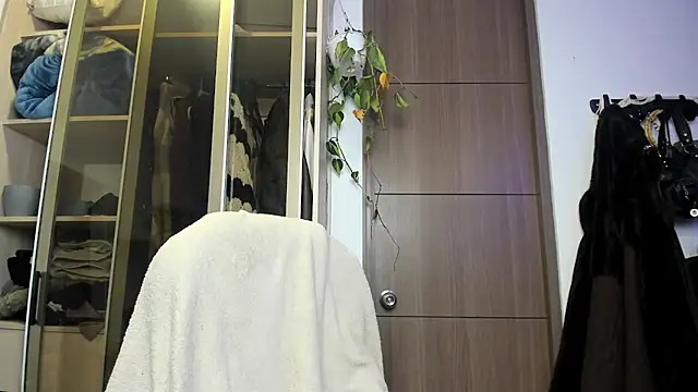 santy-kitty online show from March 4, 2025, 5:53 am