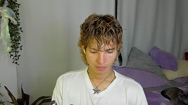 santy-kitty online show from October 4, 2025, 2:31 am