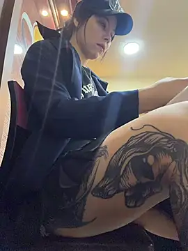 EemaHaruki online show from April 21, 2026, 5:28 pm