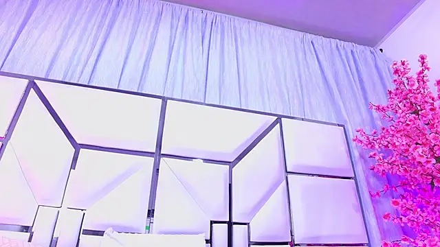 AlliciaKim online show from April 12, 2026, 12:32 pm