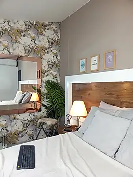 EmaBakker online show from November 5, 2025, 12:16 pm