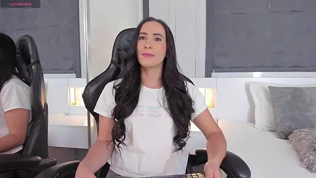 SaraGomez1 online show from February 24, 2025, 12:48 pm