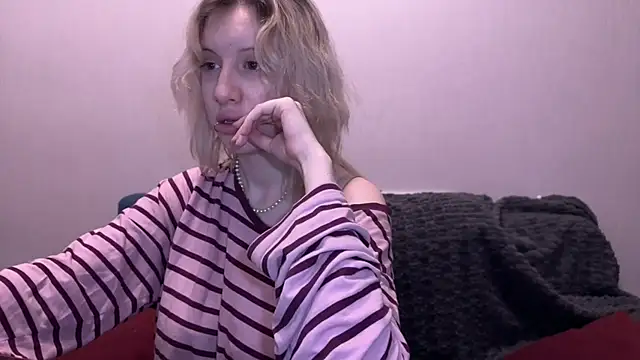 moundliicht1 online show from October 7, 2025, 9:12 pm