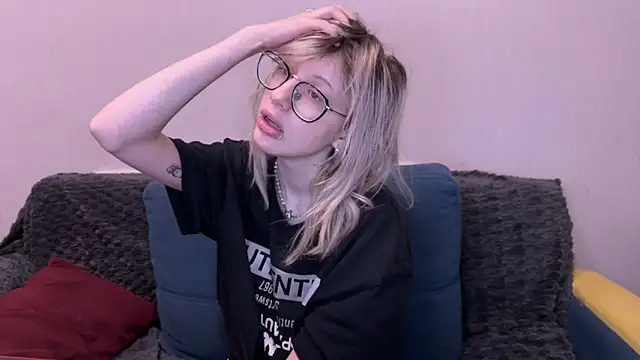 moundliicht1 online show from October 29, 2025, 8:32 pm