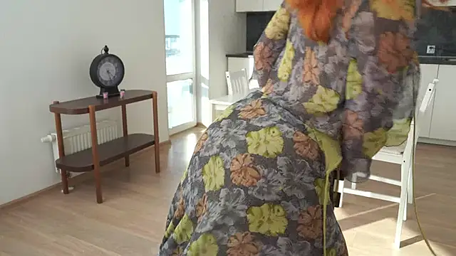 EsmaCrumbley online show from October 6, 2025, 4:43 am