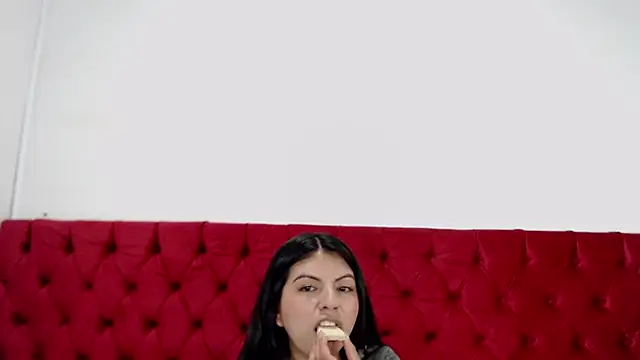 CarolineBrunx online show from February 14, 2025, 4:04 am