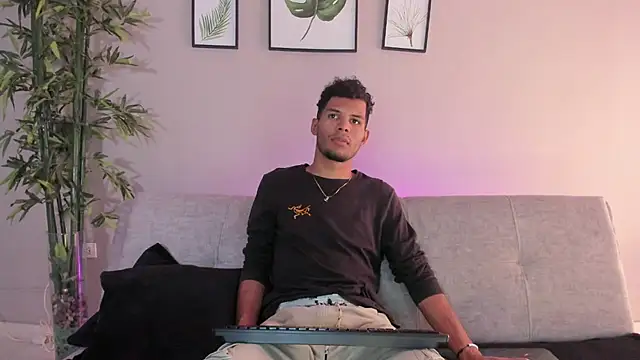 miaa lux online show from February 6, 2025, 6:56 pm