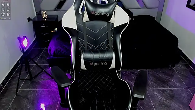 Nahomi-Hill online show from February 4, 2025, 10:45 pm