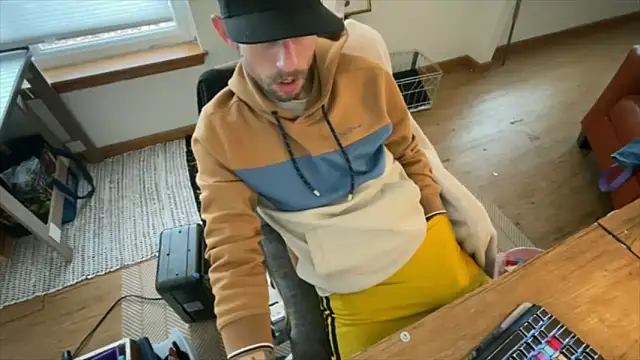 Snapshot of RuffClvb chatting on December 5, 2025, 2:47 pm RuffClvb online show from December 5, 2025, 2:47 pm