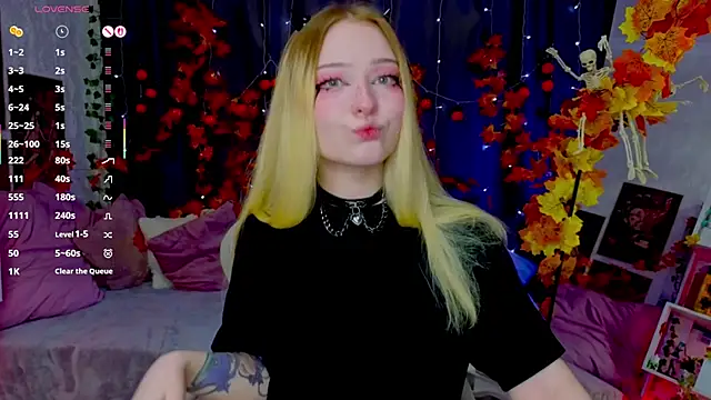 ElswythCovil online show from October 21, 2025, 4:02 am