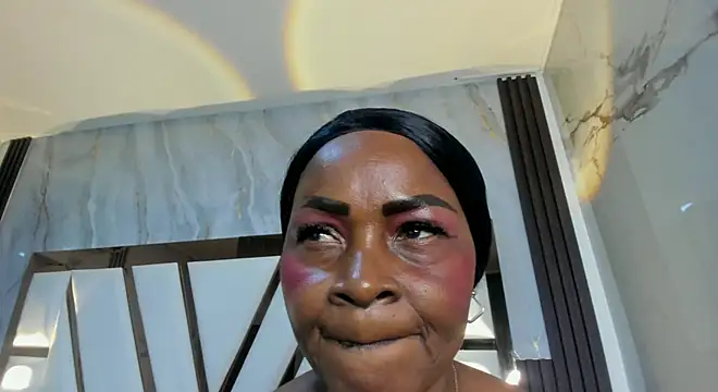 lola hornei online show from November 12, 2025, 11:32 am