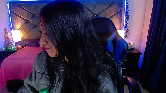 Julietacollins06 online show from December 18, 2025, 12:33 pm