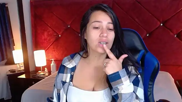 Julietacollins06 online show from March 4, 2026, 1:06 pm