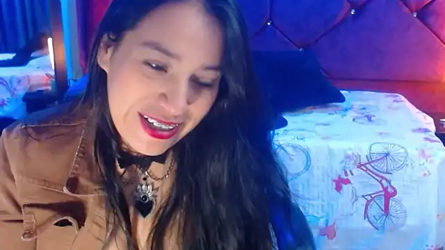 Julietacollins06 online show from April 18, 2026, 2:21 pm