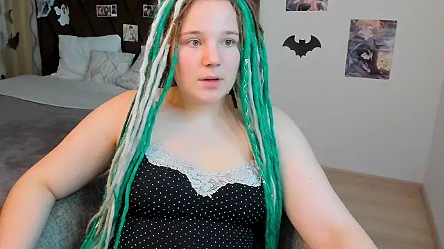 GloriaHylivi online show from December 11, 2024, 5:04 pm