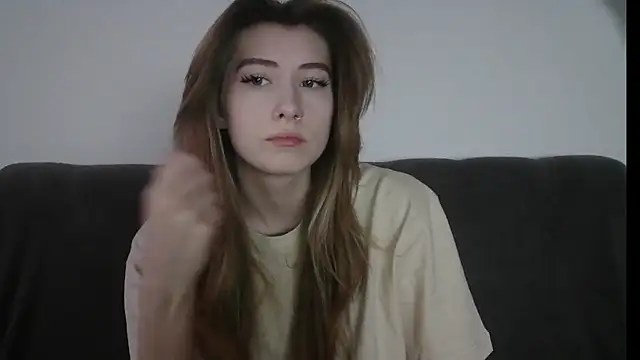 ErikaShyy online show from January 21, 2025, 1:11 pm