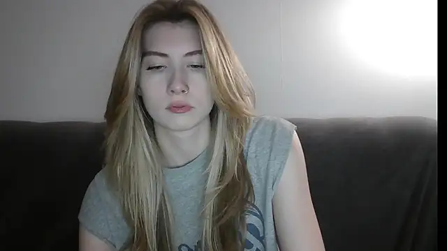 ErikaShyy online show from February 5, 2025, 3:20 pm